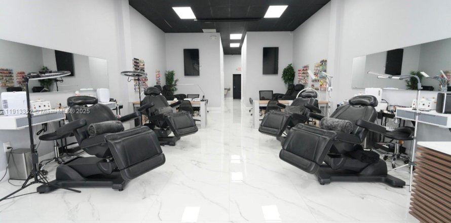 Коммерческая недвижимость в Дорал, Флорида № 1969826