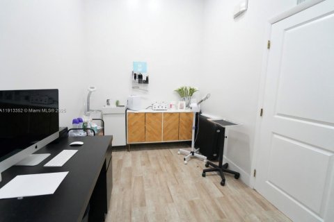 Купить коммерческую недвижимость в Дорал, Флорида № 1969826 - фото 8