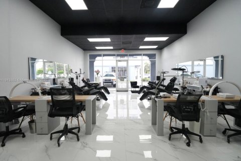 Купить коммерческую недвижимость в Дорал, Флорида № 1969826 - фото 3