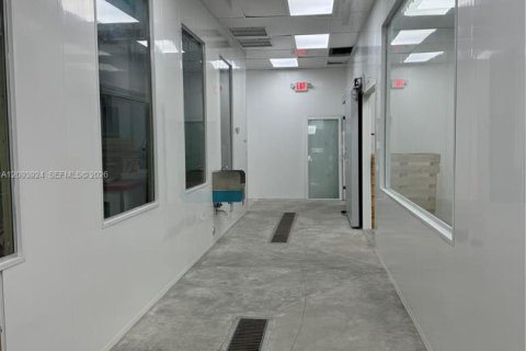 Commercial property in Miami, Florida № 2383137 - photo 11