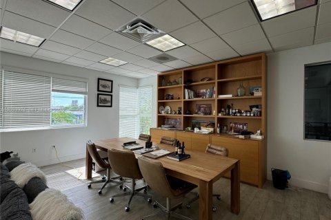 Commercial property in Miami, Florida № 2383137 - photo 16