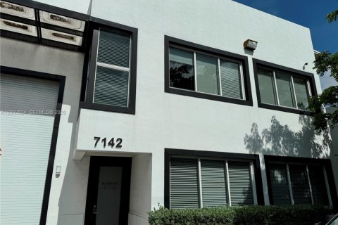 Commercial property in Miami, Florida № 2383137 - photo 2