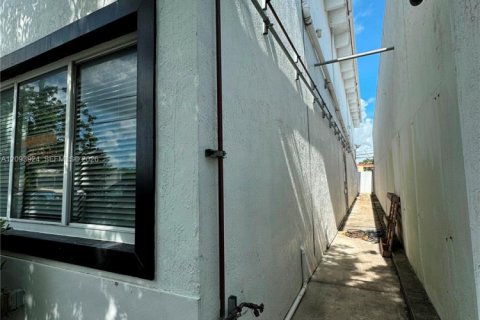 Commercial property in Miami, Florida № 2383137 - photo 3