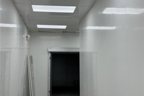 Commercial property in Miami, Florida № 2383137 - photo 4