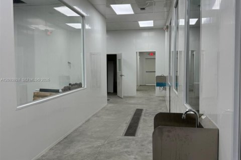 Commercial property in Miami, Florida № 2383137 - photo 6