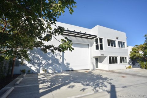 Commercial property in Miami, Florida № 2383137