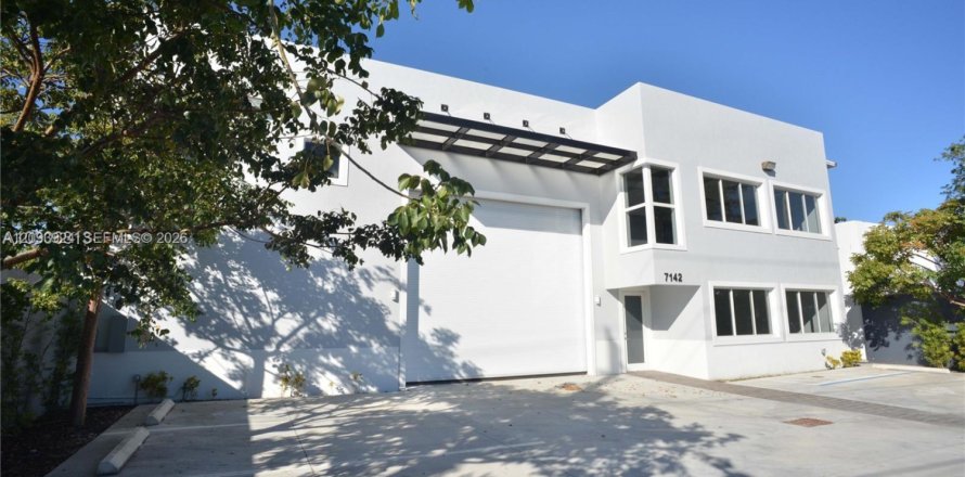 Commercial property in Miami, Florida № 2383137