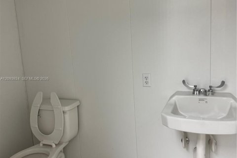 Commercial property in Miami, Florida № 2383137 - photo 13
