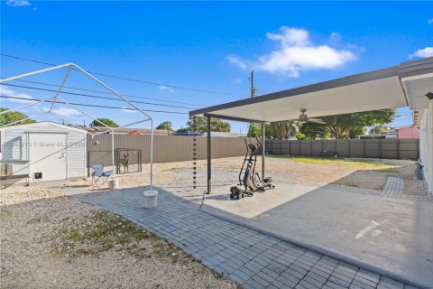 House in Miami Gardens, Florida 4 bedrooms, 115.2 sq.m. № 1945120 - photo 21