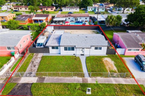 House in Miami Gardens, Florida 4 bedrooms, 115.2 sq.m. № 1945120 - photo 25