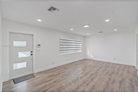 House in Miami Gardens, Florida 4 bedrooms, 115.2 sq.m. № 1945120 - photo 4