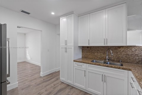 House in Miami Gardens, Florida 4 bedrooms, 115.2 sq.m. № 1945120 - photo 8
