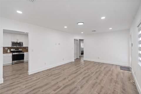 House in Miami Gardens, Florida 4 bedrooms, 115.2 sq.m. № 1945120 - photo 6