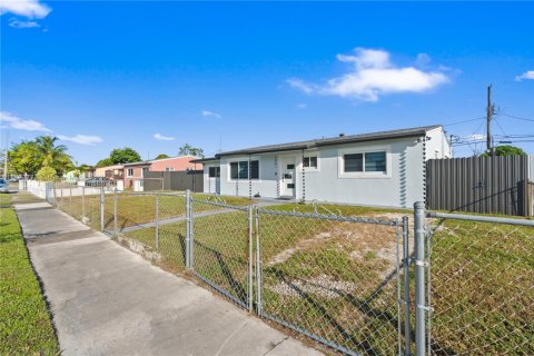 House in Miami Gardens, Florida 4 bedrooms, 115.2 sq.m. № 1945120 - photo 3