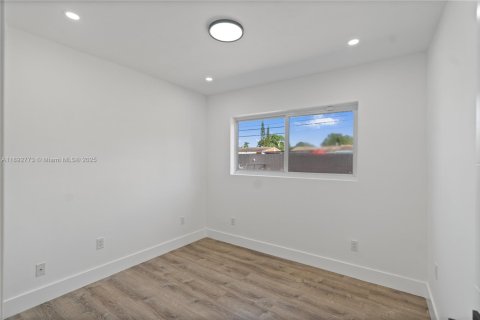 House in Miami Gardens, Florida 4 bedrooms, 115.2 sq.m. № 1945120 - photo 16