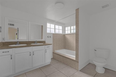House in Orlando, Florida 3 bedrooms, 145.48 sq.m. № 2351500 - photo 20