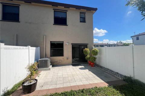 House in Hialeah, Florida 3 bedrooms, 131.18 sq.m. № 1964166 - photo 10