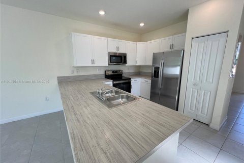 House in Hialeah, Florida 3 bedrooms, 131.18 sq.m. № 1964166 - photo 16