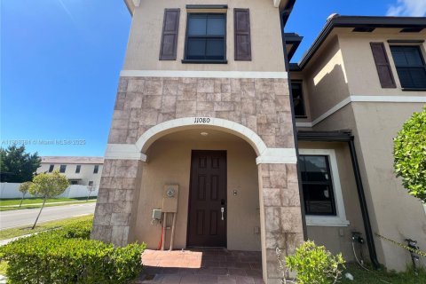 House in Hialeah, Florida 3 bedrooms, 131.18 sq.m. № 1964166 - photo 5