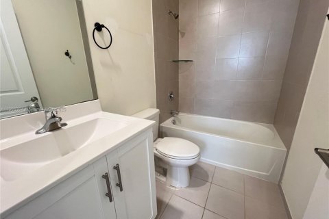 House in Hialeah, Florida 3 bedrooms, 131.18 sq.m. № 1964166 - photo 13