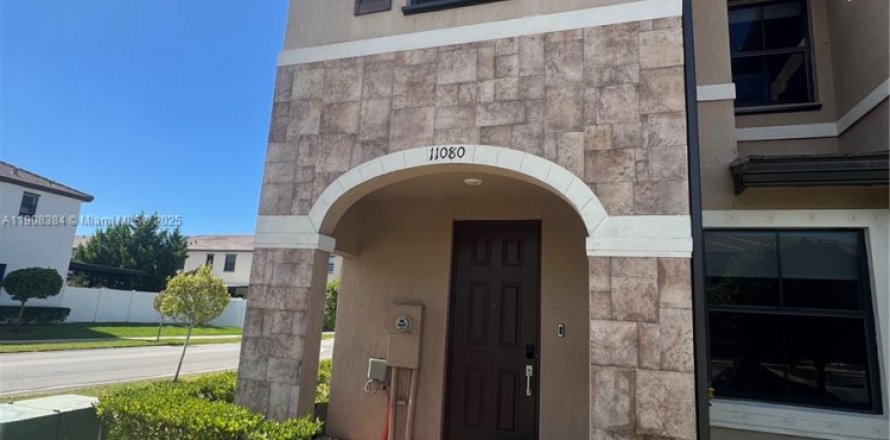 House in Hialeah, Florida 3 bedrooms, 131.18 sq.m. № 1964166