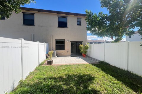 House in Hialeah, Florida 3 bedrooms, 131.18 sq.m. № 1964166 - photo 9