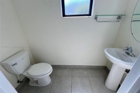 House in Hialeah, Florida 3 bedrooms, 131.18 sq.m. № 1964166 - photo 23
