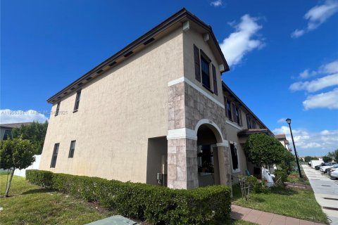 House in Hialeah, Florida 3 bedrooms, 131.18 sq.m. № 1964166 - photo 7