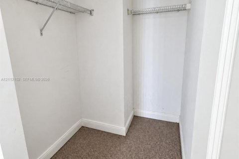 Condo in Miami, Florida, 2 bedrooms  № 2432539 - photo 16