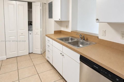 Condo in Miami, Florida, 2 bedrooms  № 2432539 - photo 8