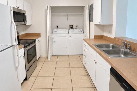 Condo in Miami, Florida, 2 bedrooms  № 2432539 - photo 7