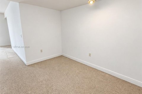 Condo in Miami, Florida, 2 bedrooms  № 2432539 - photo 4