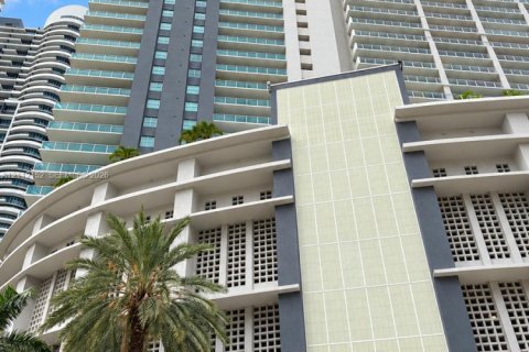 Condo in Miami, Florida, 2 bedrooms  № 2432539 - photo 3