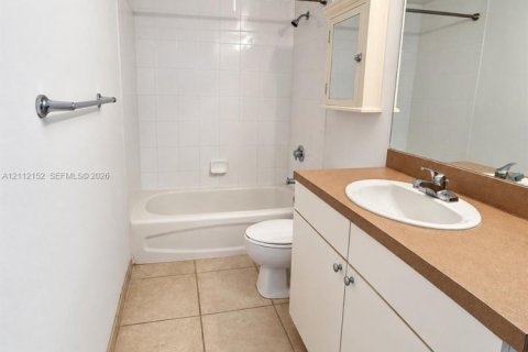 Condo in Miami, Florida, 2 bedrooms  № 2432539 - photo 12
