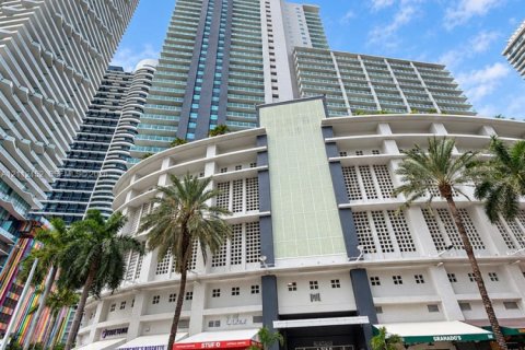 Condo in Miami, Florida, 2 bedrooms  № 2432539 - photo 2