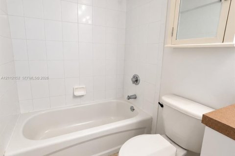 Condo in Miami, Florida, 2 bedrooms  № 2432539 - photo 13