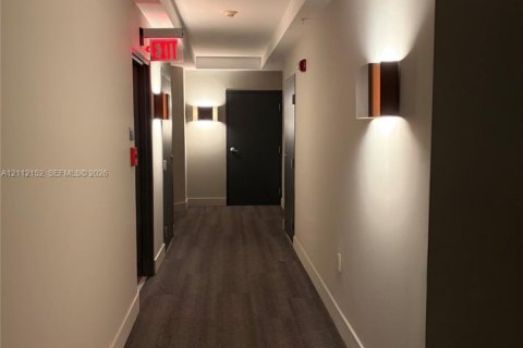 Condo in Miami, Florida, 2 bedrooms  № 2432539 - photo 19