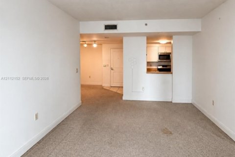 Condo in Miami, Florida, 2 bedrooms  № 2432539 - photo 6