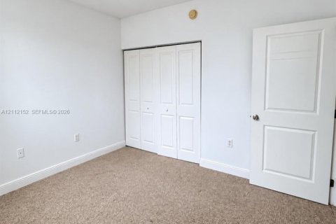 Condo in Miami, Florida, 2 bedrooms  № 2432539 - photo 11