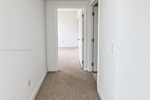 Condo in Miami, Florida, 2 bedrooms  № 2432539 - photo 9