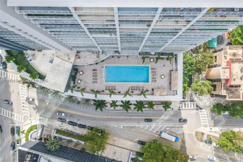 Condo in Miami, Florida, 2 bedrooms  № 2432539 - photo 26