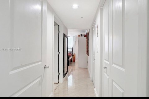 Купить кондоминиум в Форт-Лодердейл, Флорида 2 спальни, 120.59м2, № 2039977 - фото 22