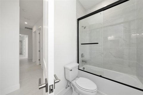 House in Orlando, Florida 5 bedrooms, 245.26 sq.m. № 2124253 - photo 16