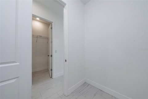 House in Orlando, Florida 5 bedrooms, 245.26 sq.m. № 2124253 - photo 11