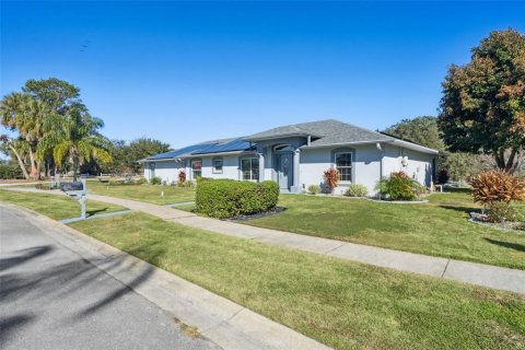 House in Haines City, Florida 3 bedrooms, 207.45 sq.m. № 2142120 - photo 3