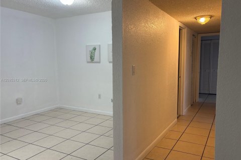 Copropriété à vendre à Hialeah, Floride: 2 chambres, 91.04 m2 № 2385025 - photo 11
