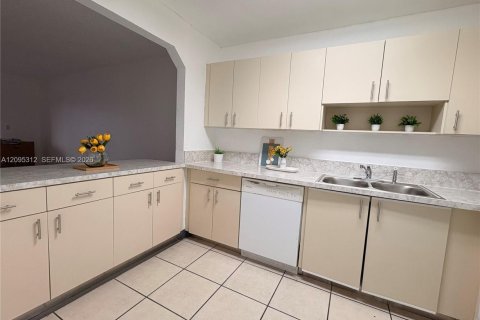 Copropriété à vendre à Hialeah, Floride: 2 chambres, 91.04 m2 № 2385025 - photo 2