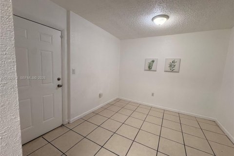 Copropriété à vendre à Hialeah, Floride: 2 chambres, 91.04 m2 № 2385025 - photo 4