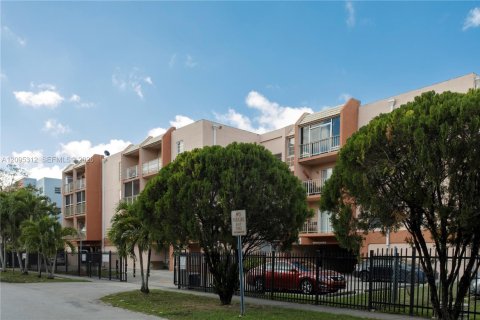 Copropriété à vendre à Hialeah, Floride: 2 chambres, 91.04 m2 № 2385025 - photo 14