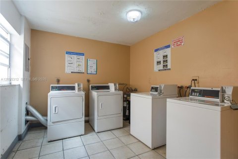 Copropriété à vendre à Hialeah, Floride: 2 chambres, 91.04 m2 № 2385025 - photo 17